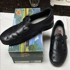 NWT SAS Black Leather Mary Janes Perforated Design -Style Roamer EZ-Walking Shoe